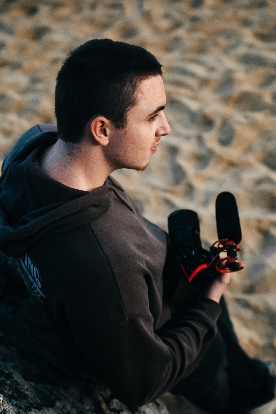 Portrait de Léo Hercouët, caméra à la main