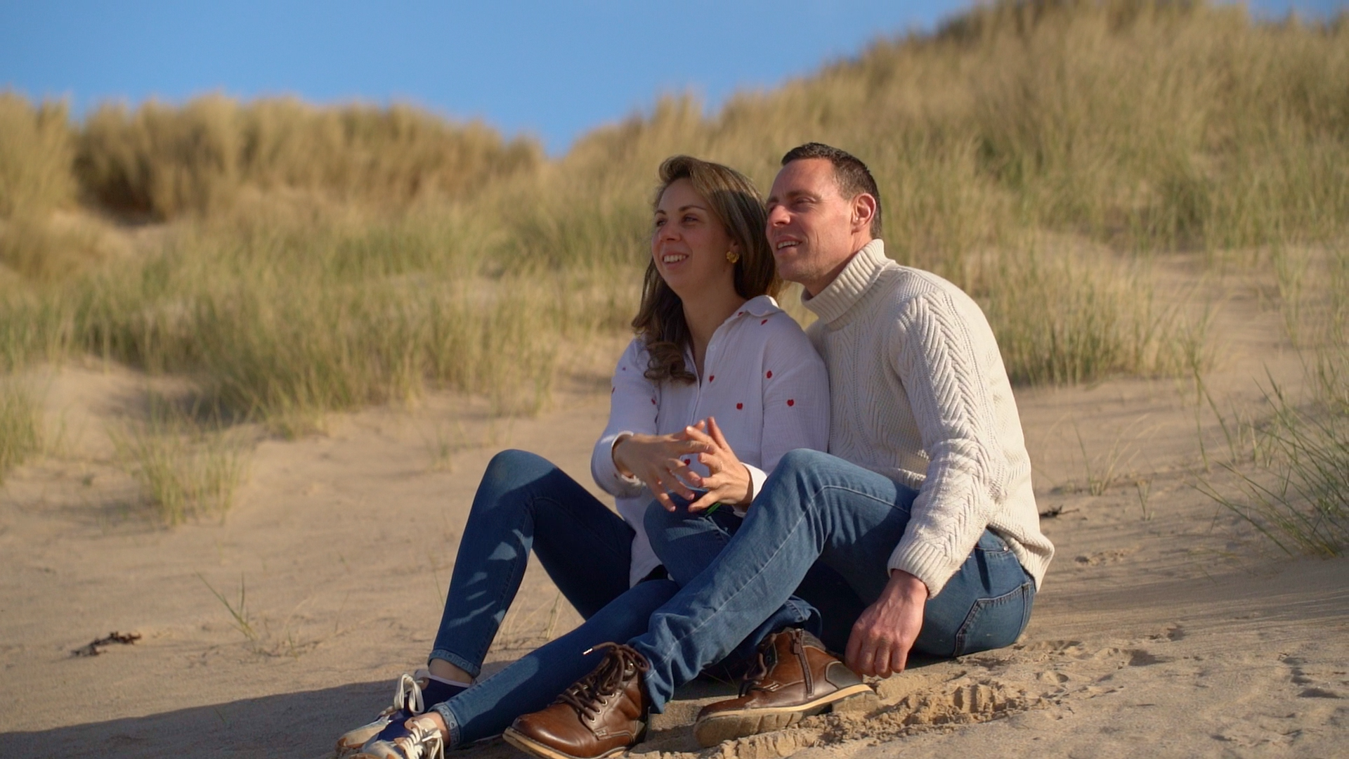 Couple marchant sur la plage